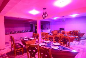 Una televisión o centro de entretenimiento en Hotel Old Smugglers with Balcony mountain view AC hot and Cold Near to Hadimba Temple Near to Mall Road#Free Pick from Volvo Bus Stand