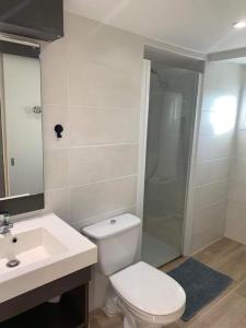 een badkamer met een toilet, een wastafel en een douche bij Logement - Les Epesses in Les Épesses