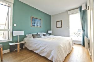 サン・マロにあるRésidence Quai Sud- Le Charcotの青い壁のベッドルーム1室(大型ベッド1台付)
