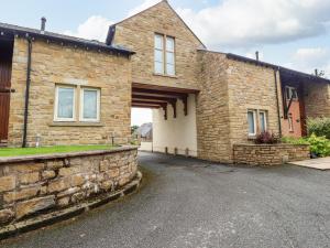 una casa de ladrillo con una pared de piedra en 7 The Meadows, en Carnforth