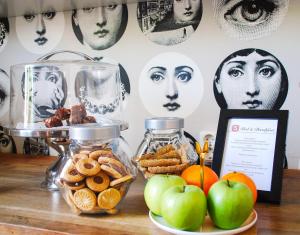 stół z jabłkami i ciasteczkami oraz słoik z jedzeniem w obiekcie 5:ans Bed & Breakfast w Göteborgu