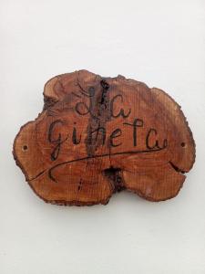 un trozo de madera con las palabras guatemala escritas en él en LA GINETA, 