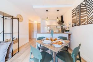 uma cozinha e sala de jantar com mesa e cadeiras em Studio Les Aigrettes em Saint-Gilles-les-Bains