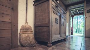 Una escoba y un armario de madera en una habitación. en Apartamenty EverySky Janice, en Grudza 31 fotos más