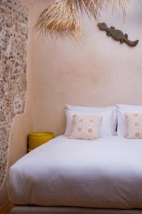 Кровать или кровати в номере Mama Lova Hôtel, Riad, Restaurant & Spa