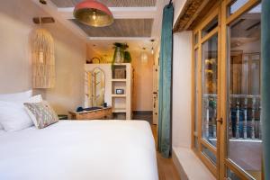 Кровать или кровати в номере Mama Lova Hôtel, Riad, Restaurant & Spa