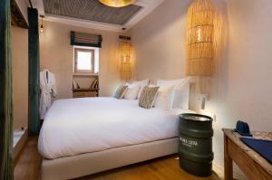 Кровать или кровати в номере Mama Lova Hôtel, Riad, Restaurant & Spa