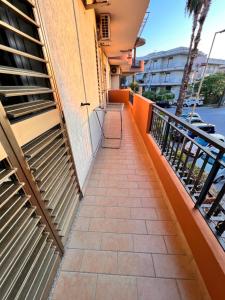 ein Gehweg auf dem Balkon eines Gebäudes in der Unterkunft La Piazzetta in Olivarella + 2 Fotos