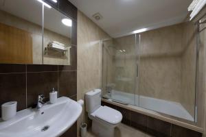 Kúpeľňa v ubytovaní Apartamento Bertorella Playa de Langosteira en Finisterre con vistas al mar