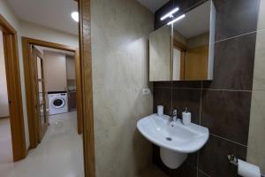 Kúpeľňa v ubytovaní Apartamento Bertorella Playa de Langosteira en Finisterre con vistas al mar