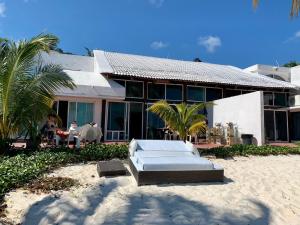 ein Haus am Strand mit Couch davor in der Unterkunft CANCUN PRIVATE APARTMENT in Cancún