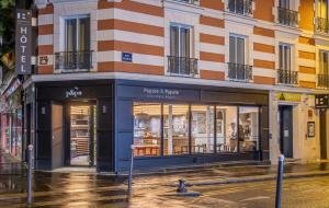 een winkel voor een gebouw in een stadsstraat bij Urban Bivouac Hotel in Parijs