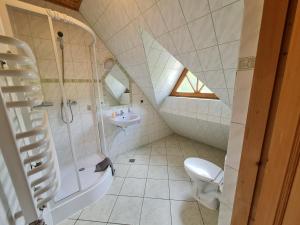 une salle de bain avec toilettes et lavabo dans l'établissement GliczarowSki u Zbója, à Zakopane 99 autres photos
