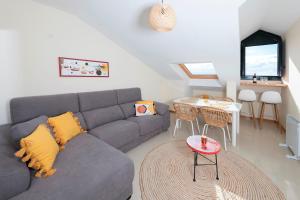 a living room with a couch and a table at Apartamento Cabra Playa de Langosteira en Finisterre con vistas al mar in San Martín de Arriba