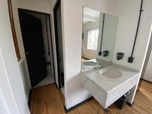 a bathroom with a sink and a mirror at Hostel Mundo Joven Catedral in Mexico City