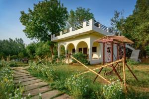 Taman di luar Aryan Camp - RiverView Farmstay, Panna Tiger Reserve, Madla +23 gambar