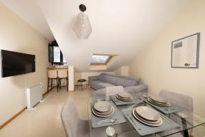 Televízia a/alebo spoločenská miestnosť v ubytovaní Apartamento Lura de Fisterra Playa de Langosteira en Finisterre con vistas al mar