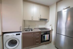Kuchyň nebo kuchyňský kout v ubytování Apartamento Lura de Fisterra Playa de Langosteira en Finisterre con vistas al mar