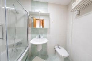 Koupelna v ubytování Apartamento Lura de Fisterra Playa de Langosteira en Finisterre con vistas al mar