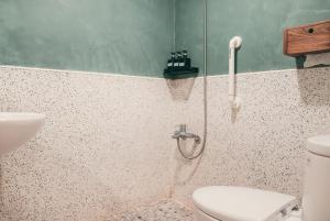 南湾にあるJuran B&Bのバスルーム(シャワー、トイレ、洗面台付)