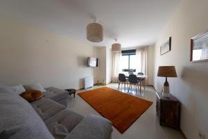 uma sala de estar com um sofá e uma mesa em Apartamento Pinto Playa de Langosteira en Finisterre con vistas al mar em San Martín de Arriba