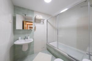 A bathroom at Apartamento Pinto Playa de Langosteira en Finisterre con vistas al mar