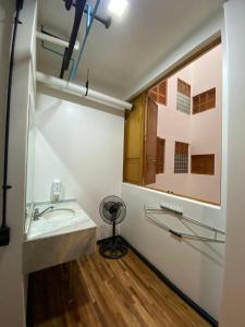 baño con lavabo y ventana en Hostel Mundo Joven Catedral, en Ciudad de México