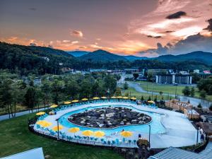 - une vue sur une piscine avec des parasols dans un complexe dans l'établissement The Lodge at Camp Margaritaville, à Pigeon Forge