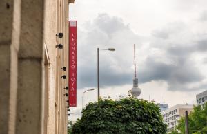 uma vista para a torre de televisão de Berlim a partir da rua em Leonardo Royal Hotel Berlin Alexanderplatz em Berlim