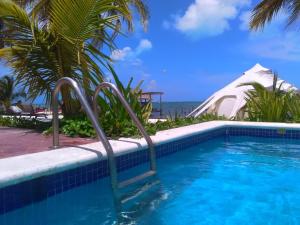 einen Pool mit Meerblick in der Unterkunft CANCUN PRIVATE APARTMENT in Cancún