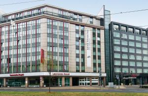 un gran edificio de oficinas con muchas ventanas en Leonardo Royal Hotel Düsseldorf Königsallee, en Düsseldorf