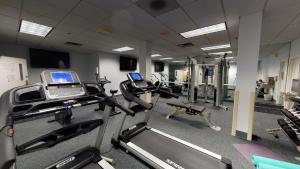 un gimnasio con equipo cardiovascular y un ordenador portátil en una cinta de correr en The Simsbury Inn en Simsbury