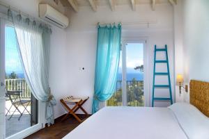 1 dormitorio con cama, escalera y balcón en Apeiron I Villa by PaxosRetreats, en Oziás