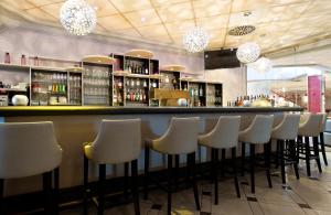El salón o zona de bar de Leonardo Hotel Köln
