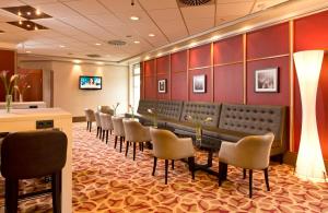 TV a/nebo společenská místnost v ubytování Leonardo Hotel Köln