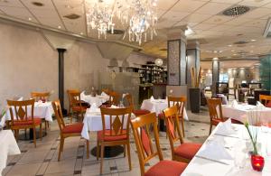 Un restaurante o sitio para comer en Leonardo Hotel Köln