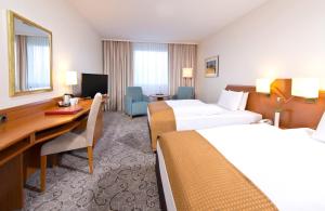 Postel nebo postele na pokoji v ubytování Leonardo Hotel Heidelberg