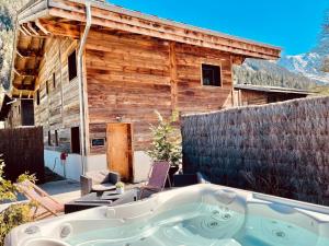 Fotografie z fotogalerie ubytování Chalet le petit Nicolas, jacuzzi, vue Mont Blanc v destinaci Chamonix-Mont-Blanc