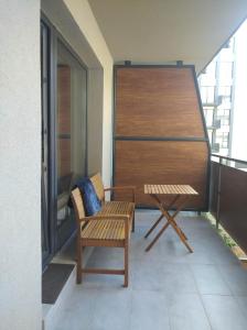 uma varanda com uma cadeira e uma mesa na varanda em Cosy design apartment in the city centre em Nitra