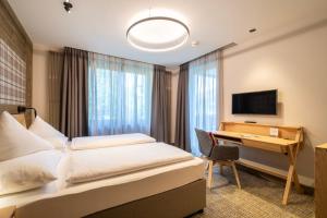 TV a/nebo společenská místnost v ubytování Hotel OTP Birkenhof