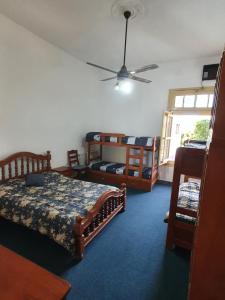 a bedroom with two bunk beds and a ceiling fan at (12 pers. o +) Casa quinta con pileta sobre el río PRECIO DOLAR BILLETE in Santa Fe