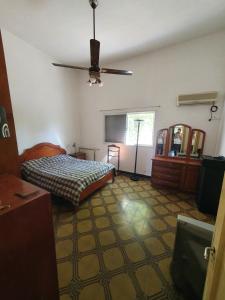 1 dormitorio con cama y espejo en una habitación en (12 pers. o +) Casa quinta con pileta sobre el río PRECIO DOLAR BILLETE en Santa Fe