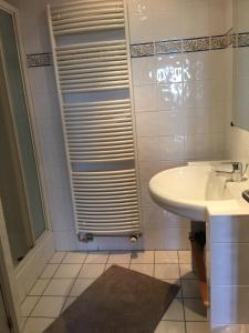 uma casa de banho com um lavatório e um chuveiro em MARGOT'L em Rochefort