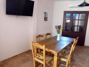 un tavolo da pranzo con sedie e un vaso di fiori di Luxury Villa in Las Casas + Private Pool a Las Casas