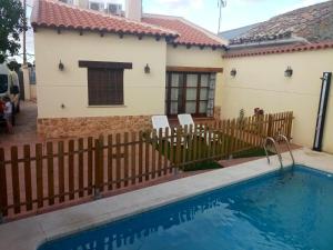uma casa com uma cerca e uma piscina em 3 bedrooms villa with private pool and furnished terrace at Las Casas em Las Casas