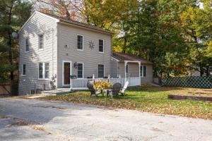 una casa con tavolo e sedie nel cortile di Sunnyside home near Sunday River, Black Mountain, Lakes and Hikes a Rumford