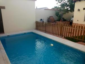 una piscina blu in un cortile con recinzione in legno di Luxury Villa in Las Casas + Private Pool a Las Casas