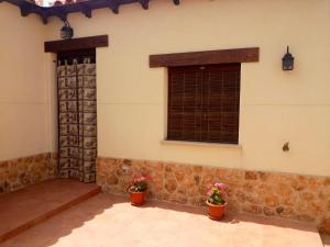 una stanza con due piante in vaso e una finestra di Luxury Villa in Las Casas + Private Pool a Las Casas Altre 30 foto