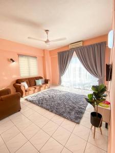 uma sala de estar com uma cama e um sofá em The Nest - Cozy 3-Bedroom Condo with Pool em Shah Alam