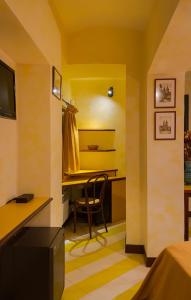 gelbes Zimmer mit einem Schreibtisch und einem Stuhl in der Unterkunft Residence Týnská in Prag